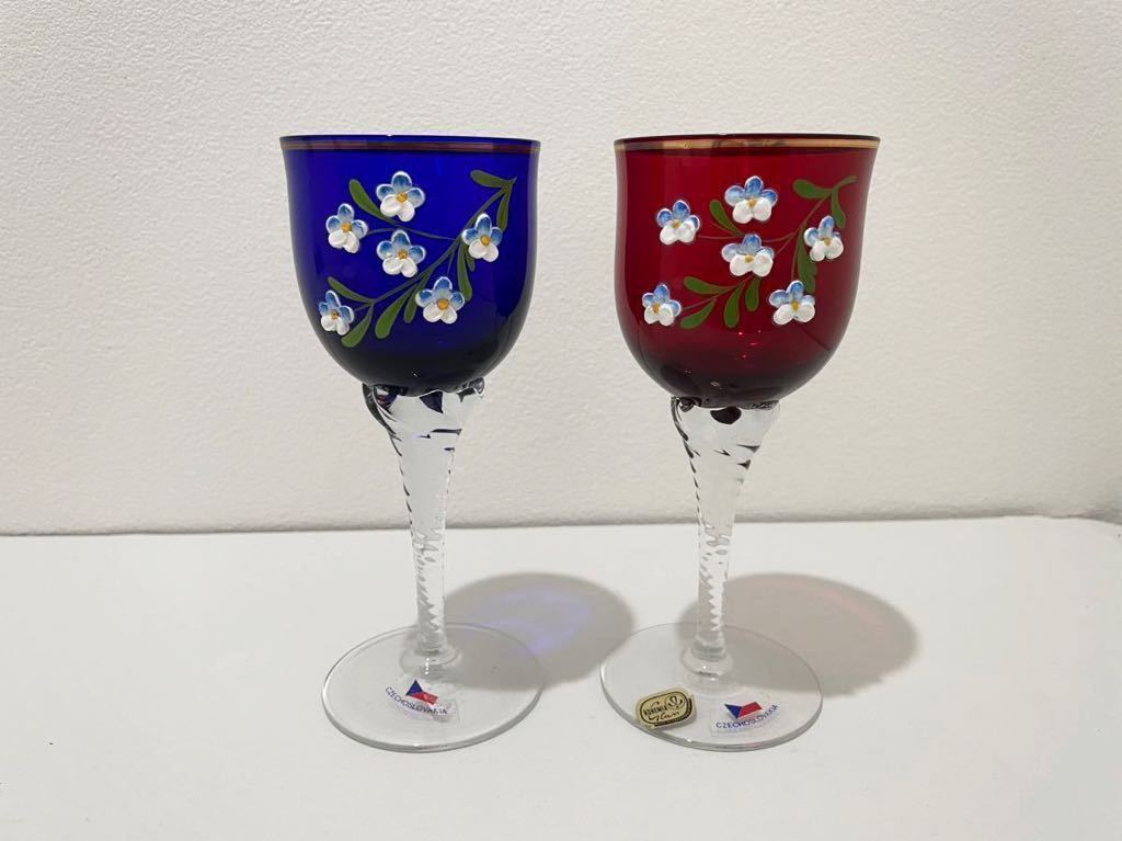 D(1011s3) BOHEMIA GLASS ボヘミアグラス ワイングラス ペアグラス 立体 花模様 赤と青 ガラスグラス チェコスロバキア製 CZECHOSLOVAKIA_画像1