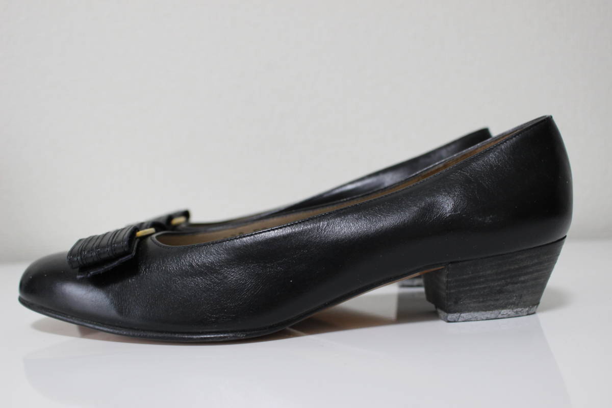 D579 本物 Salvatore Ferragamo サルヴァトーレ フェラガモ VARA ヴァラリボン パンプス シューズ 靴 レザー 黒 black ゴールド 7C 24cm_画像3