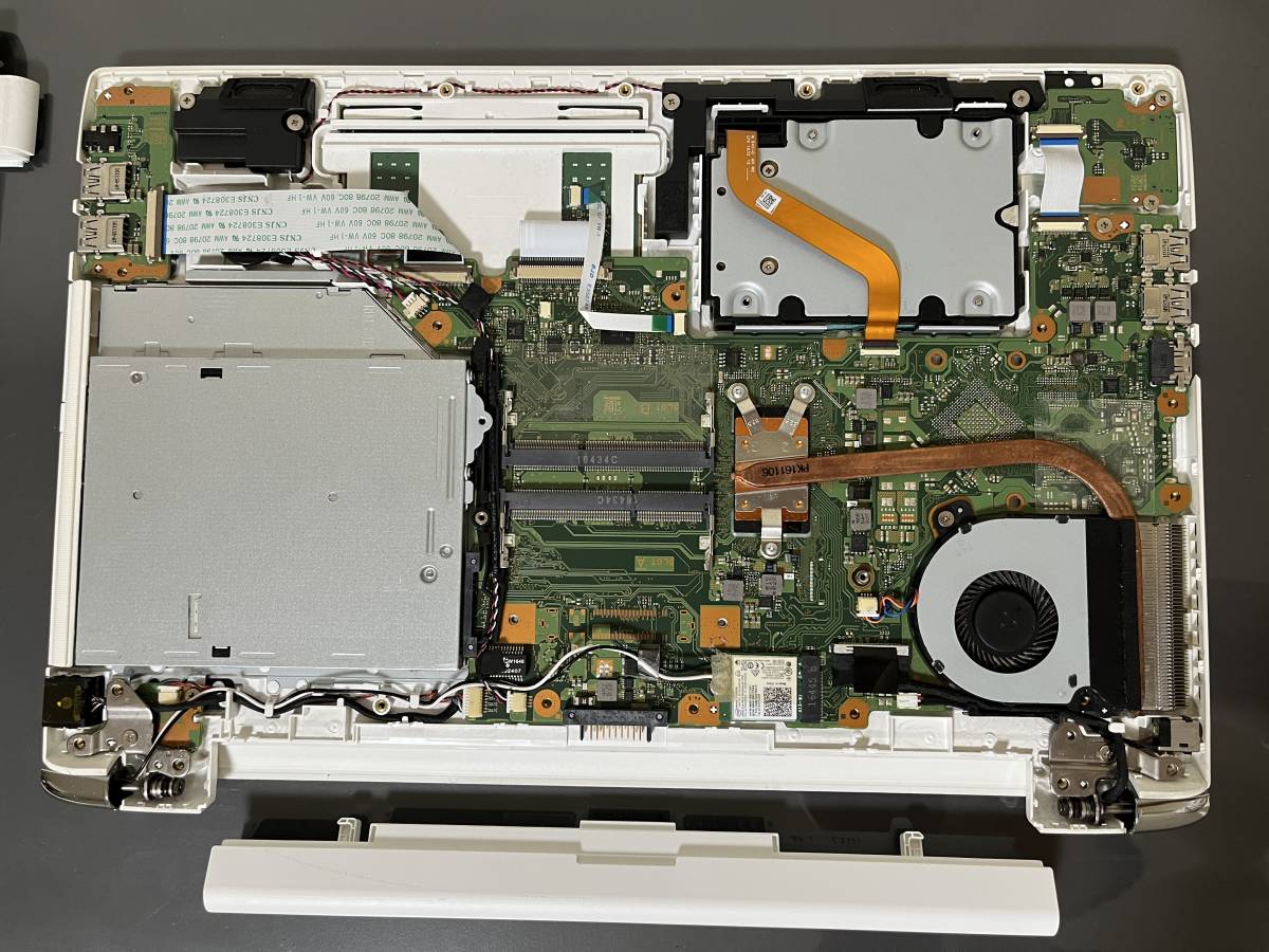  dynabook AZ45/BGSD 第6世代 Core i5 6200U CPU 2.40GHz ジャンク液晶不良 BIOS確認済み HDD メモリ無し_固定ナット部一部破損修正有り