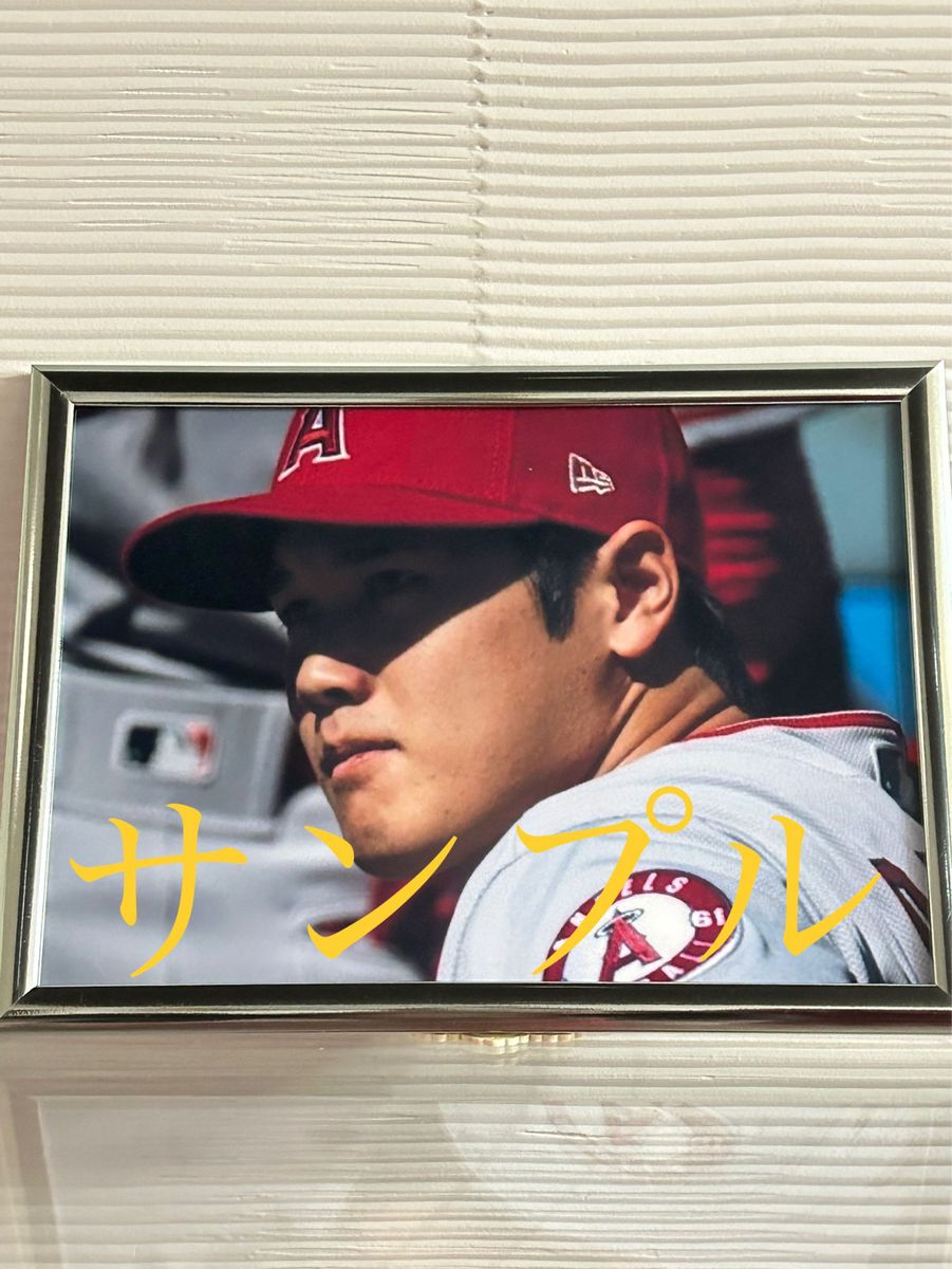 大谷翔平　選手　ダグアウトでのアップフォト　フレームカラー銀色A4サイズ