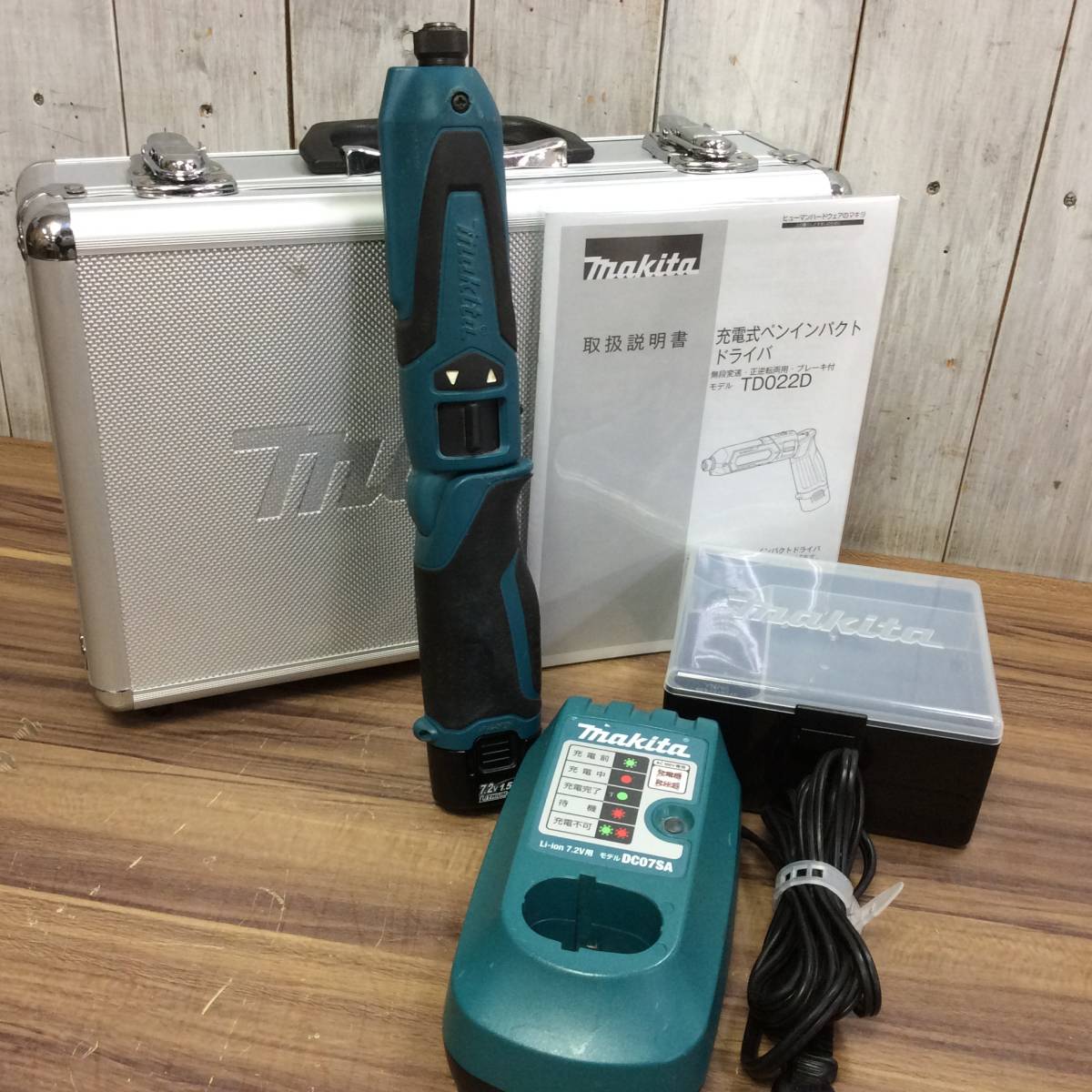 【RH-7017】中古品 makita マキタ 充電式ペンインパクトドライバ TD022D 充電器 バッテリー2個セット_画像1