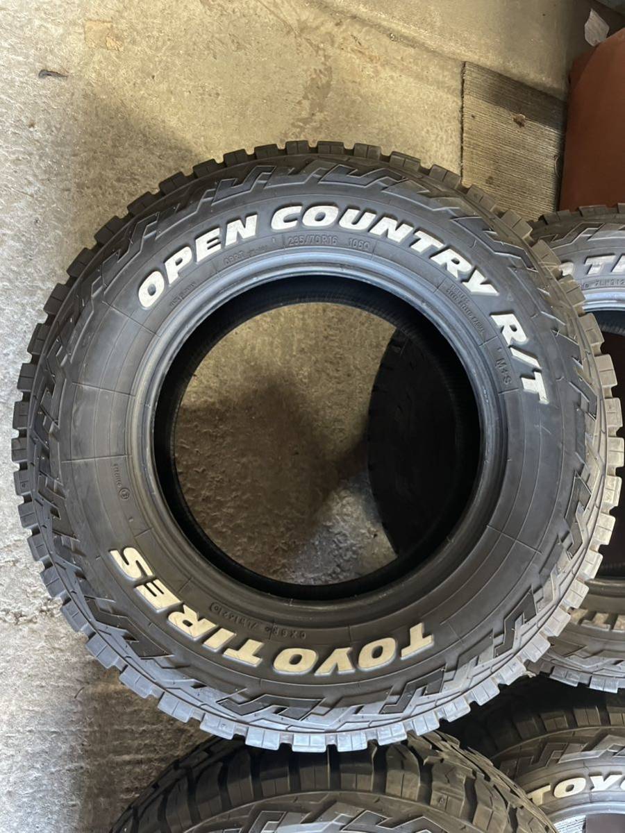 235 70R16 TOYO TIRES OPEN COUNTRY ホワイトレター 2021年_画像2