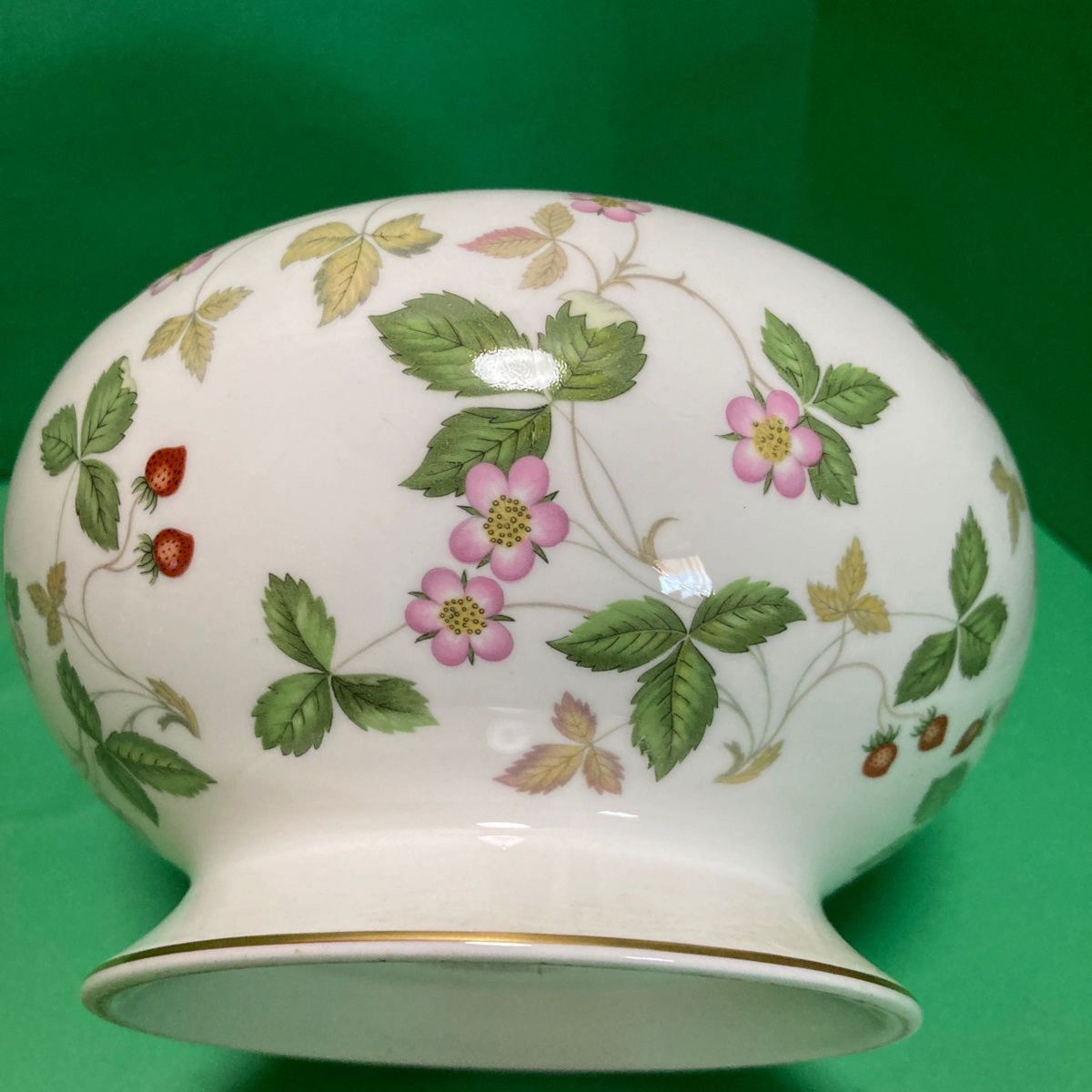 ウエッジウッド WEDGWOOD ワイルドストロベリー ポプリポット 黒 ウエッジウッド WEDGWOOD ワイルドストロベリー ポプリポット 黒