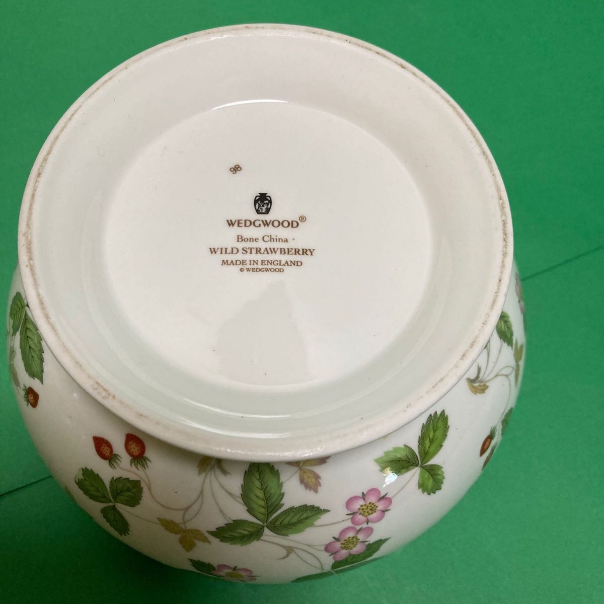 ウエッジウッド WEDGWOOD ワイルドストロベリー ポプリポット 黒 ウエッジウッド WEDGWOOD ワイルドストロベリー ポプリポット 黒