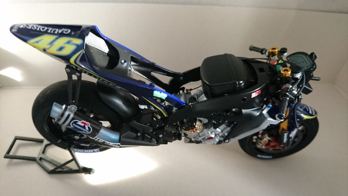 Tamiya 1/12雅馬哈YZR-M1 \x26#39;05 No.46 Valentino Rossi已經安裝了已經安裝好的零件 原文:タミヤ1/12 ヤマハ YZR-M1'05 No.46 バレンティーノ・ロッシ 組立塗装済 ディテールアップパーツ組込み済