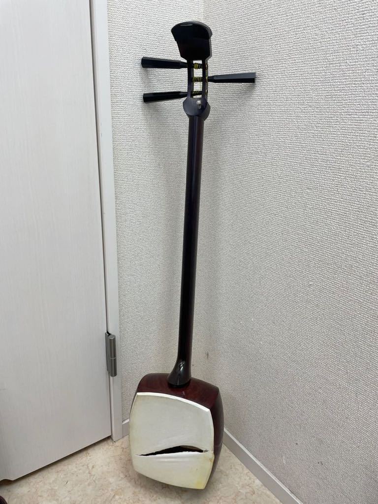 KT1120 三味線 メーカー、詳細不明 和楽器 紅木？ 紫檀？ 皮破れあり ハードケースなど付属品あり_画像6