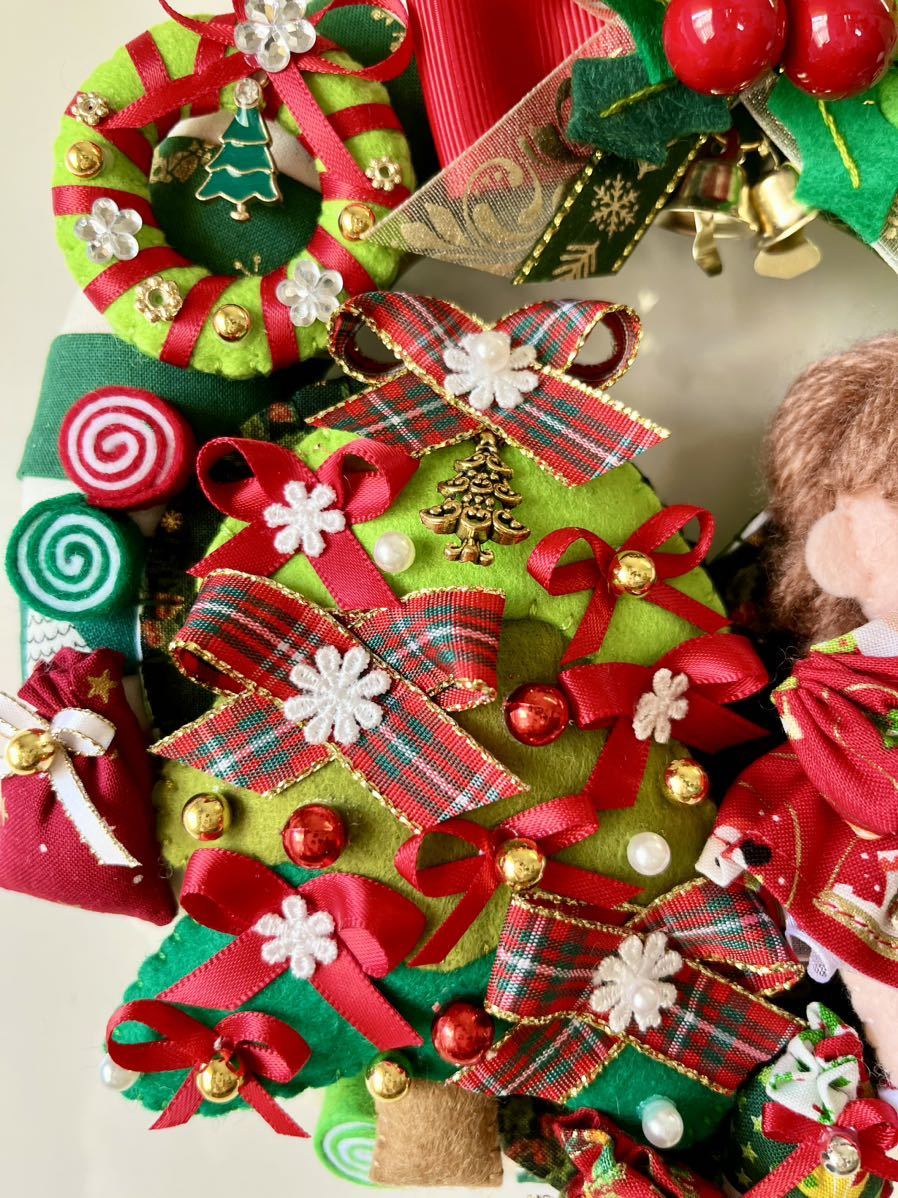 ハンドメイド☆ 女の子サンタさんのクリスマスリース☆ 大きなクリスマスツリーとプレゼント☆ クリスマスパーティー☆ 壁飾り☆ フエルト _画像4