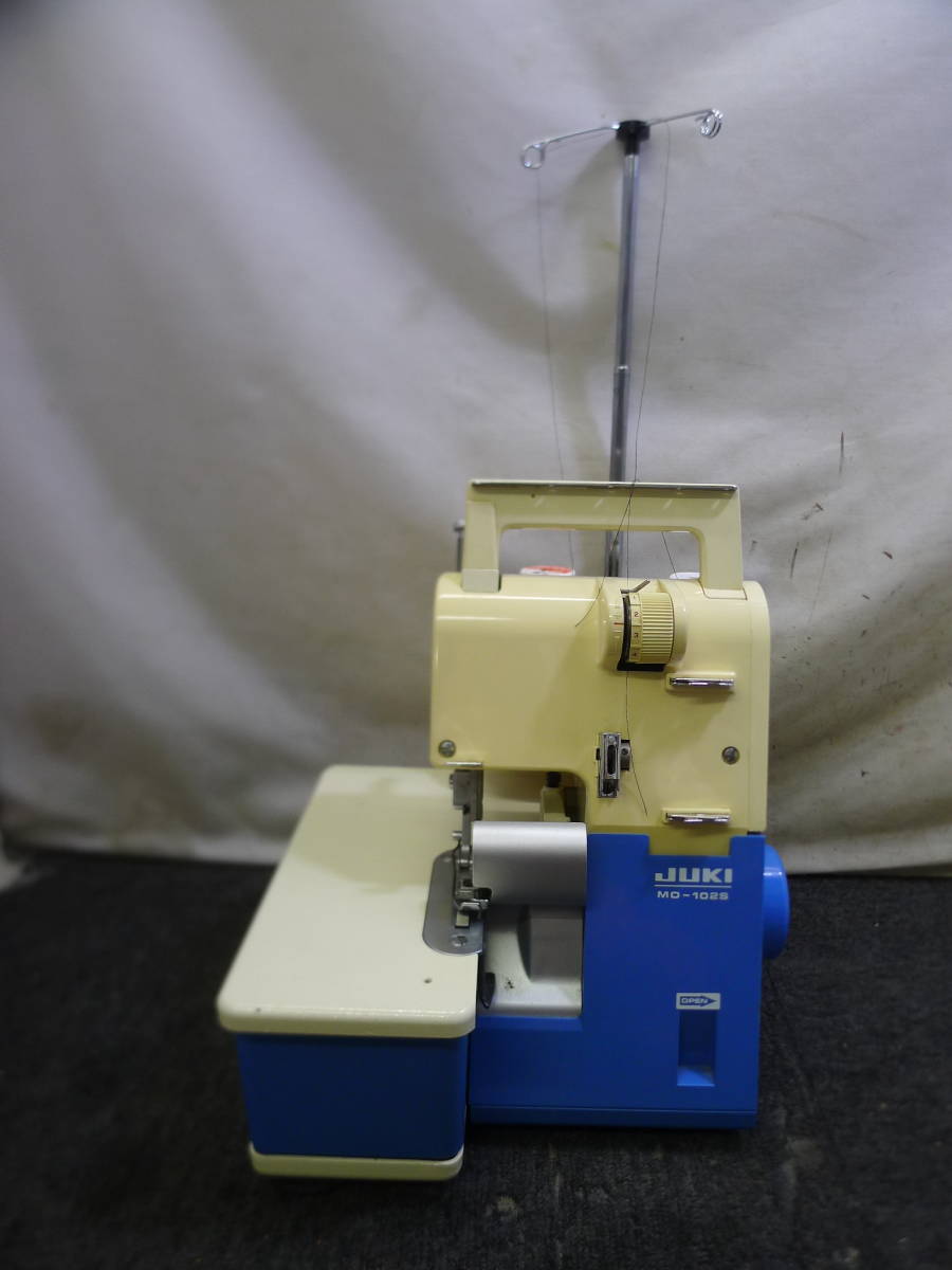 KK162 JUKI ロックミシン MO-102S ペダルコントローラー(RC-72)付 小型 裁縫 手工芸 ハンドクラフト 昭和レトロ 簡易動作確認済/140_画像2
