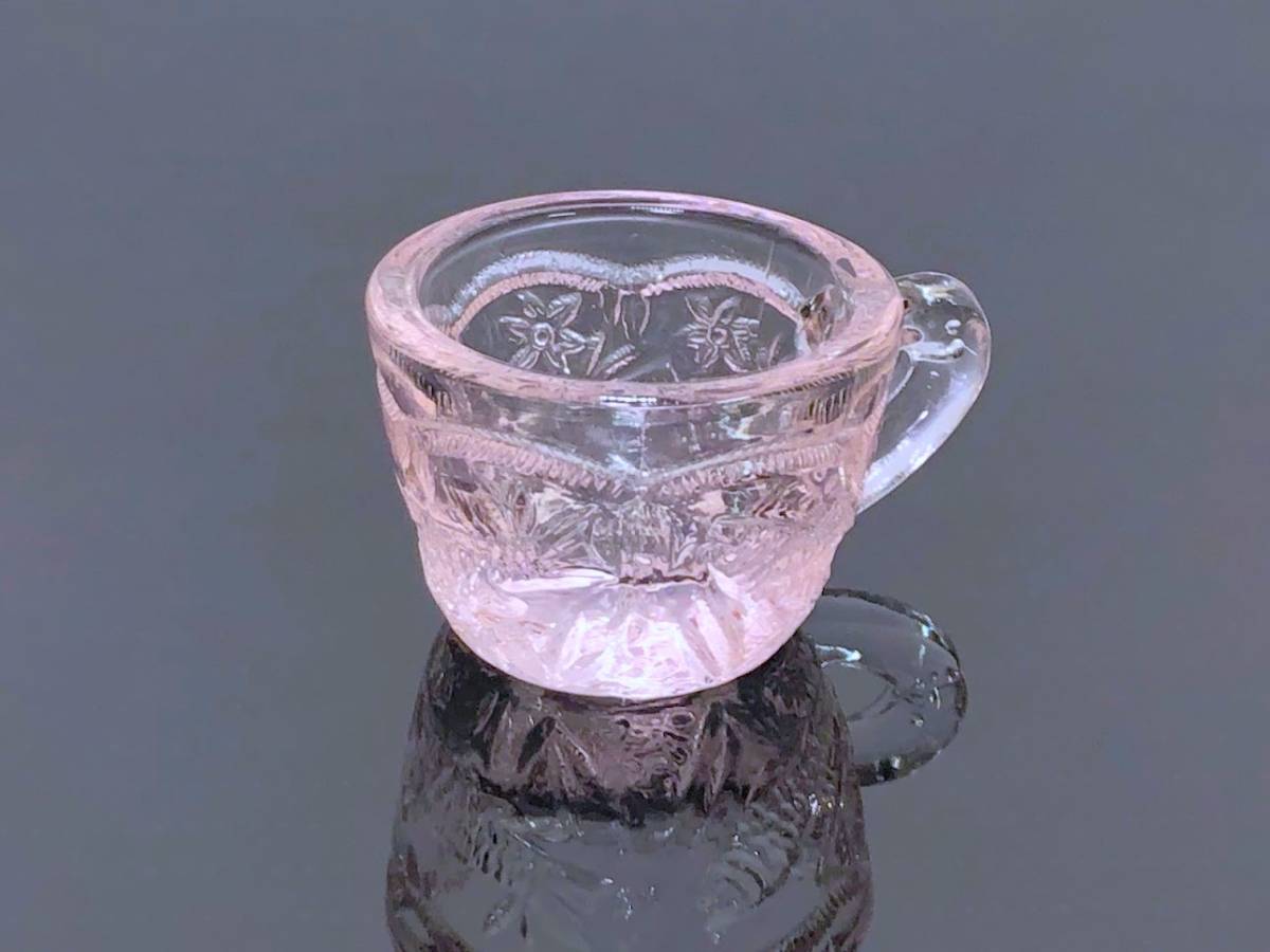 ペロペロ ままごと 淡いピンク色 鯉花レリーフ入り 手付ティーカップ ガラス食器 プレスガラス ミニチュア 玩具 レトロ_上品な桜色のままごとティーカップです。