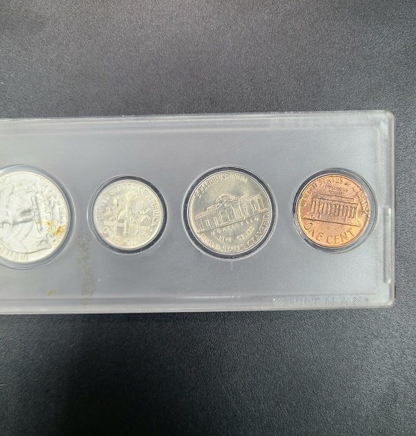 アメリカ合衆国 コイン6枚セット 1921 モルガンダラー銀貨入 ミントセット ケネディ リバティ銀貨 ハーフダラーなど 米国 ケースの画像6