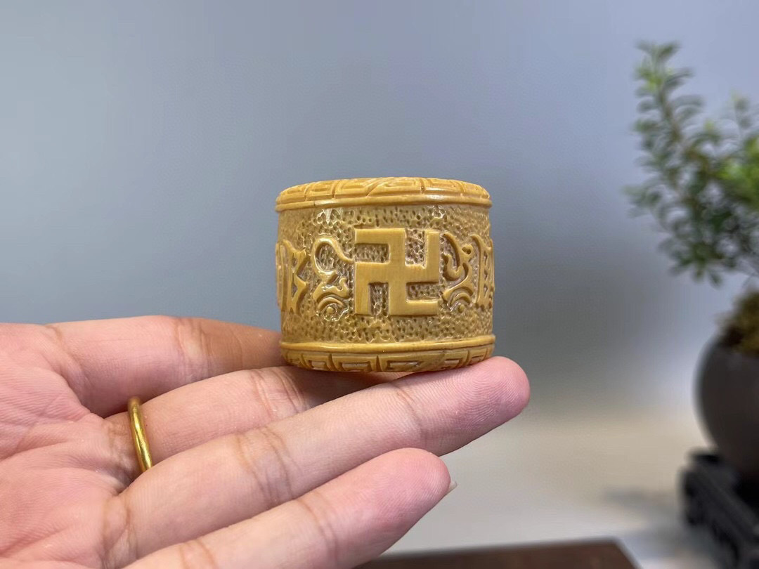 素敵でユニークな 牙材細密彫・六字真言指輪『収蔵家蔵』稀少珍品・置物・古賞物・中国古美術 根付