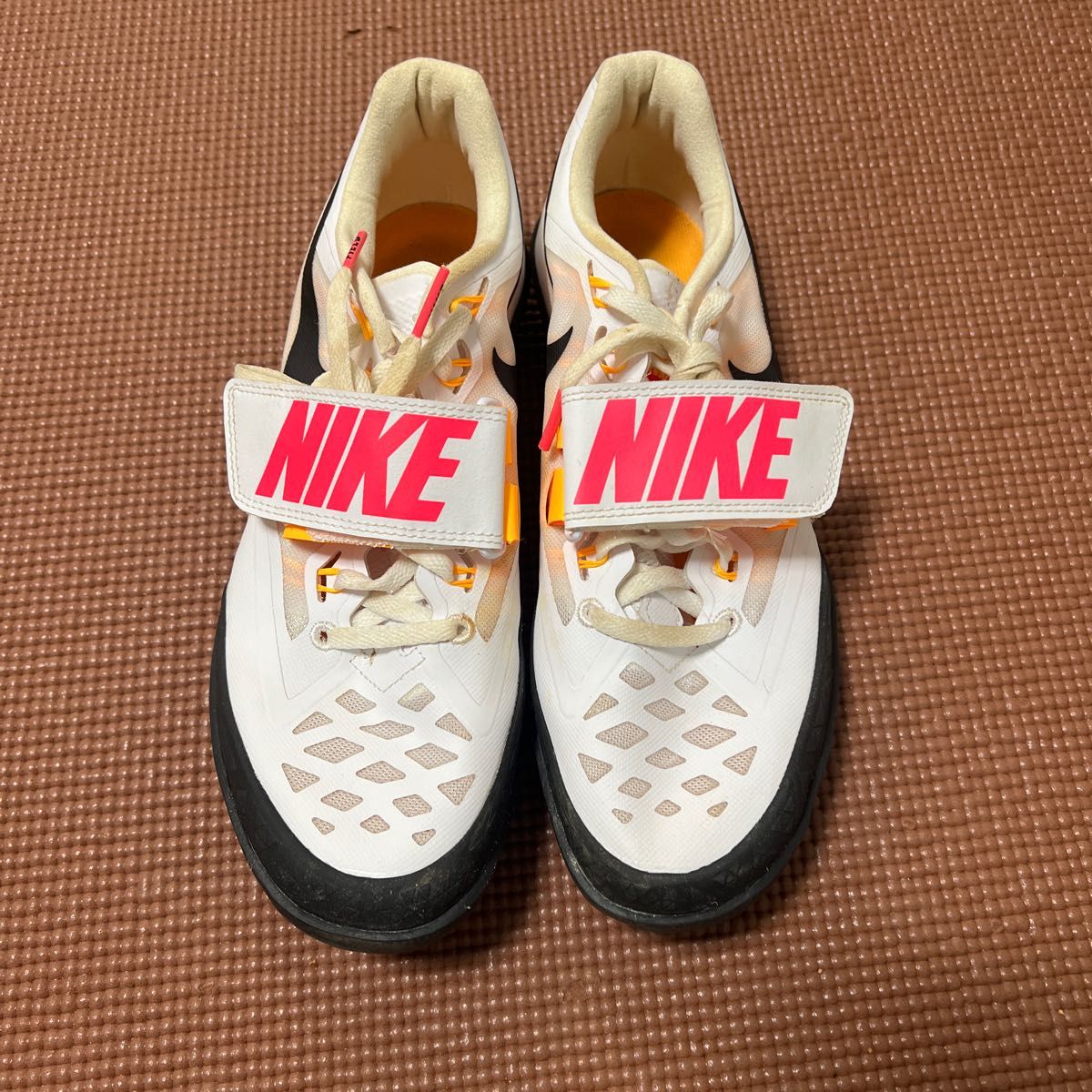 投擲シューズ NIKE スロシュー 1ヶ月ほど使いました。傷などはほぼなく、色落ちもしてません。