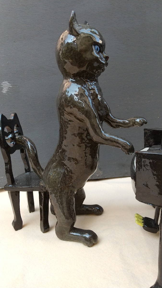 陶芸作品 （陶芸） （陶塑） ”黒猫ピアノ独奏 ”型物作品とは違います。手捻り制作の一品作品。寸法: 猫の高さ29.0 ピアノ長さ31.0