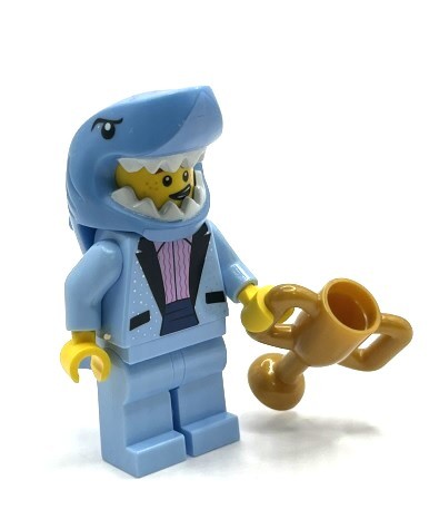 即決　未使用　レゴ LEGO ミニフィグ　シティ　シャークガイ　サメの被り物　スーツの男の人　サメの着ぐるみ　優勝カップ_画像2