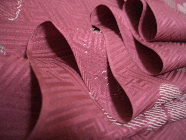 古布正絹洗い張り羽織生地はぎれ赤紫に薔薇の刺繍　302㎝　アンティーク昔着物リメイク古裂_画像8