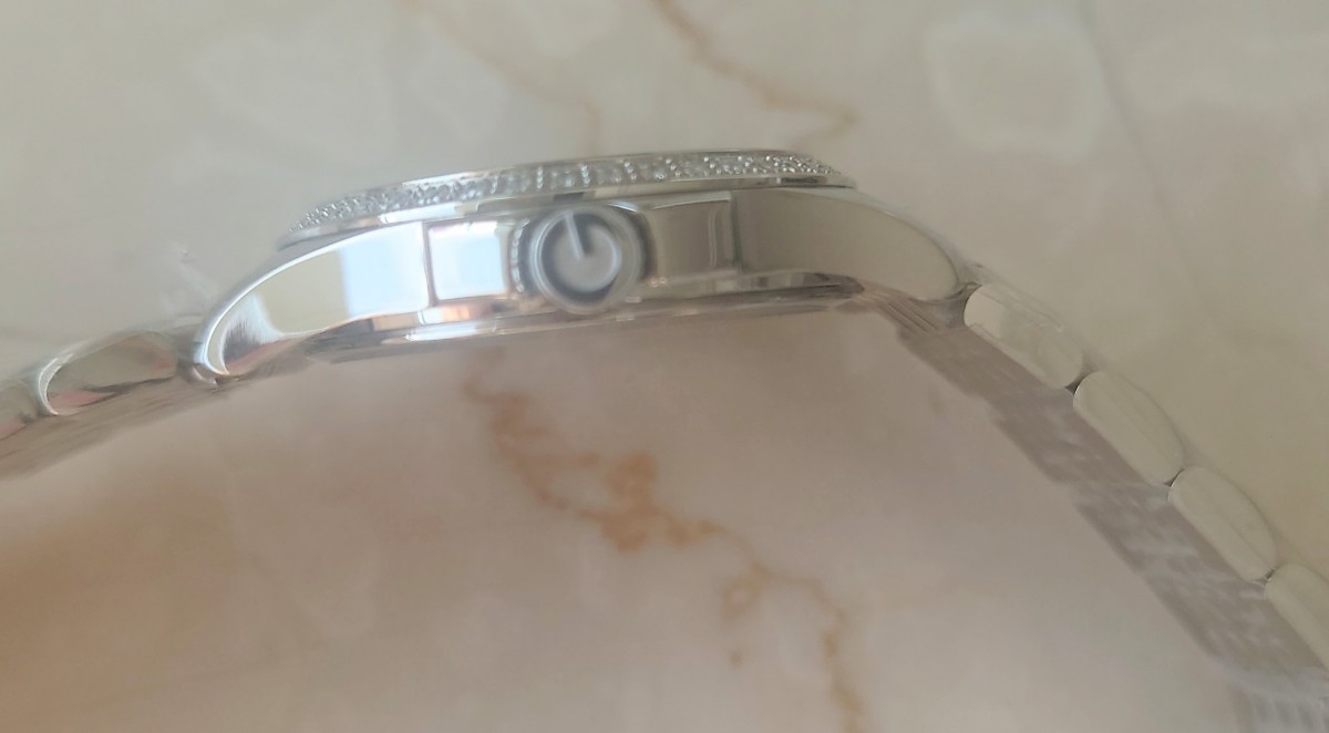 新品未使用　グッチ　GUCCI ダイヤ　マザーオブパール　ホワイトシェル　Gタイムレス　腕時計　レディース　YA126506