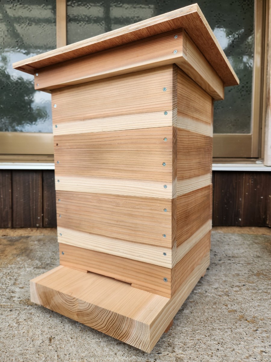 熟練大工作製、柾目板使用で重箱の節抜けの心配なし、日本蜜蜂三段重箱式巣箱（焼き無し）、ミツバチ_画像1