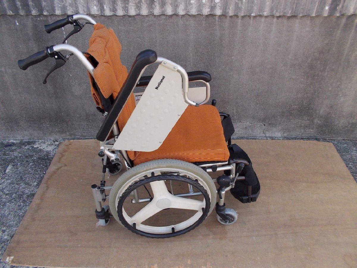 TS-23-1107-03　ナショナル6輪自走式車椅子　　リラクタ－ンRT-1　（足場色違い）_画像4