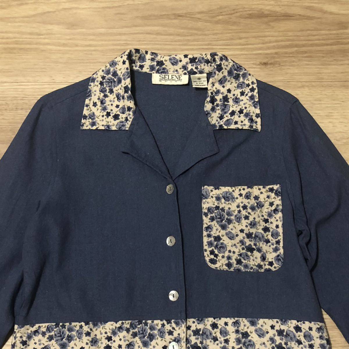 SELENE SPORTシルク100%長袖シャツ 青花柄 レディースSサイズ SELENE SPORTシルク100%長袖シャツ 青花柄 レディースSサイズ
