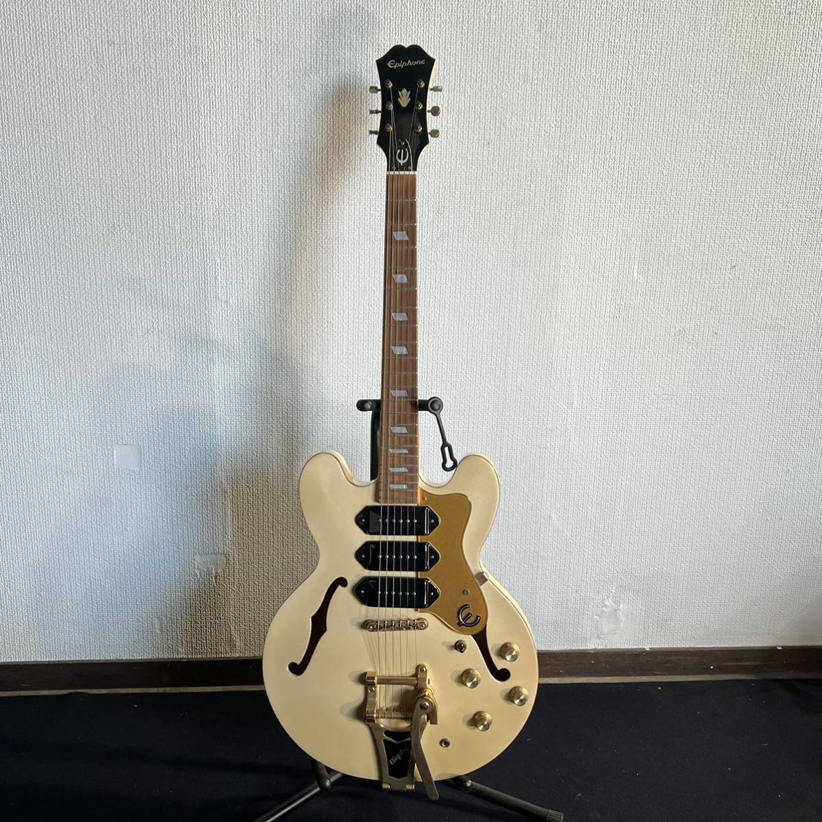 Epiphone/エピフォン エレキギター Riviera P93 PW セミアコ 中古美品　音出確認済み　32_画像1