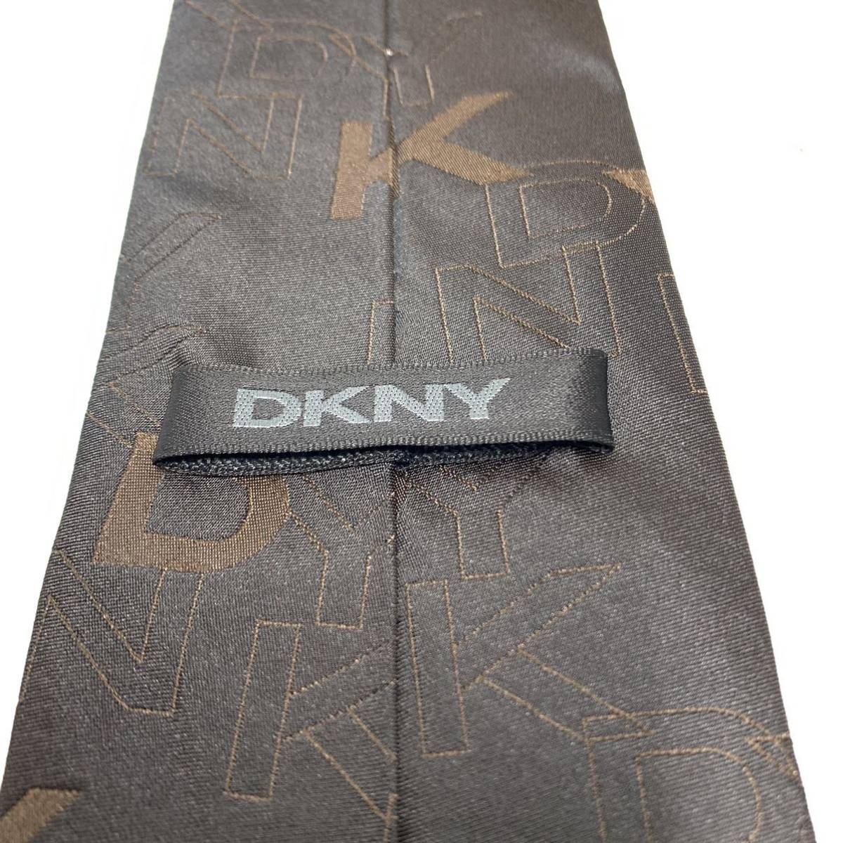 ダナキャランニューヨーク DKNY ネクタイ　ブラウン　茶色　ビジネス　ロゴ　総柄　ネクタイコーデ　古着コーデ