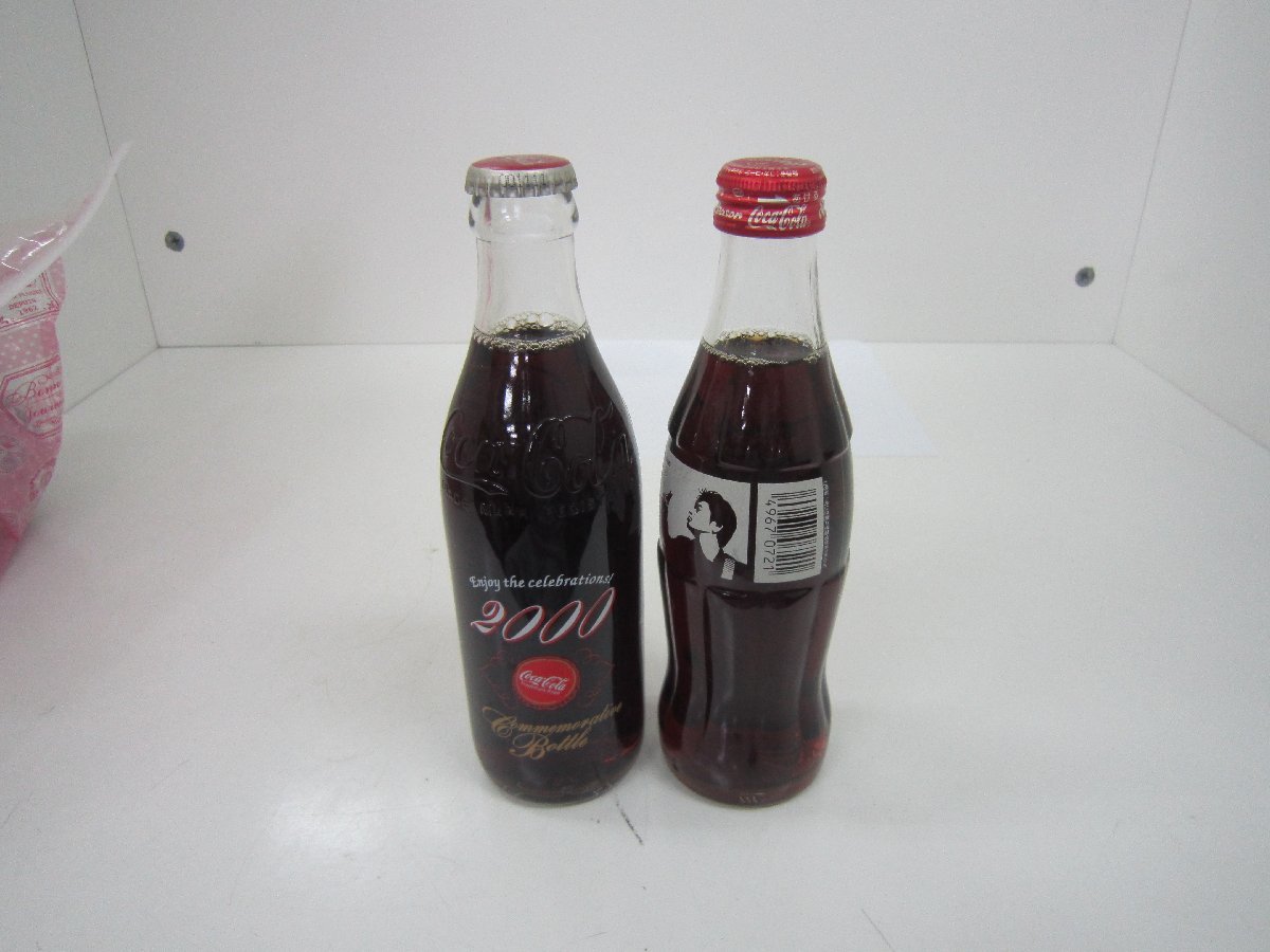  Coca * Cola period thing bottle 2 pcs set used contents entering 2001 mulberry rice field .. design bottle not yet . plug 