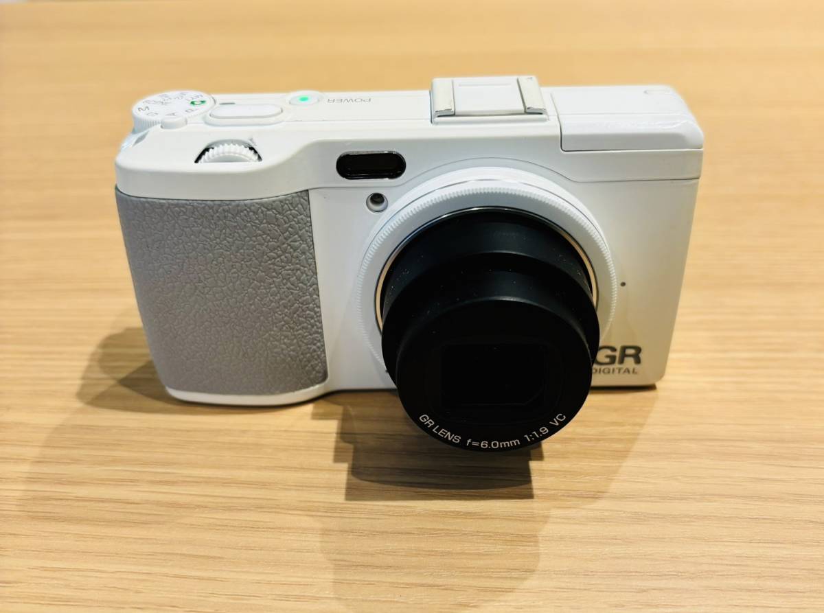 【KJ-1642KN】1円スタート RICOH リコー GR DIGITAL Ⅳ WHITE EDITION f-6.0mm 1:1.9 VC コンパクト デジタルカメラ 通電確認済み _画像2