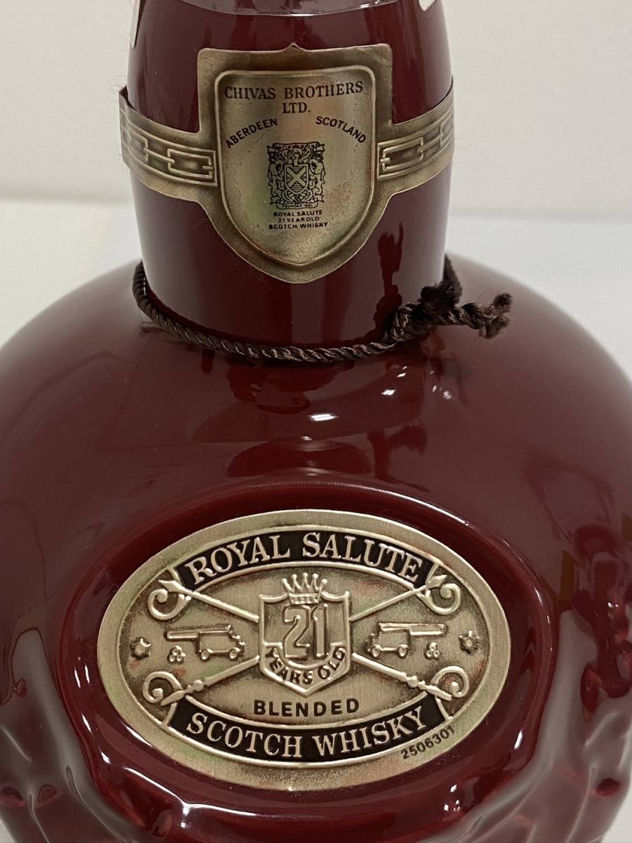 【SOB1750SG】1円～ROYAL SALUTE ローヤルサルート 21年 スコッチ ウイスキー 700ml 40％ 中古品 現状品 未開栓 お酒 古酒 陶器 赤ボトル_画像8