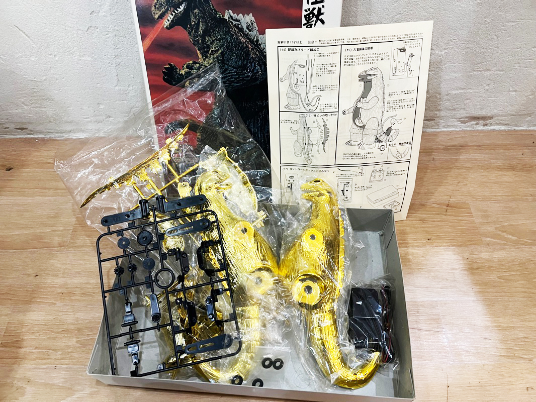  that time thing not yet constructed goods MARUSAN/ maru sun plastic model century. large monster!! Godzilla plastic model remote control attaching electric walk present condition . peace retro limitation Gold 