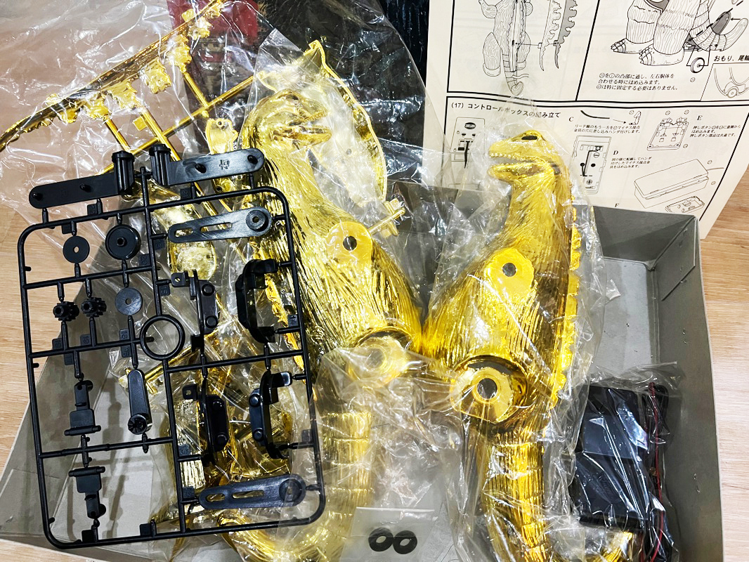  that time thing not yet constructed goods MARUSAN/ maru sun plastic model century. large monster!! Godzilla plastic model remote control attaching electric walk present condition . peace retro limitation Gold 