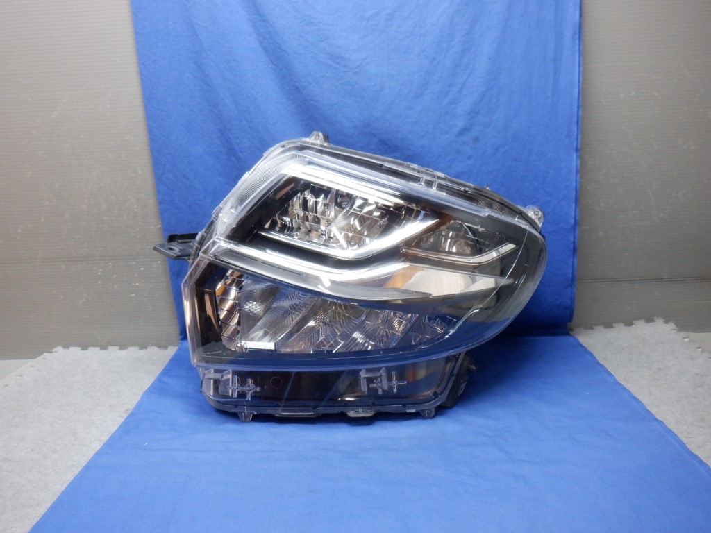 タントカスタム　LA650S/LA660S　左ヘッドライト　LED　100-69075 (Z9004)_画像1