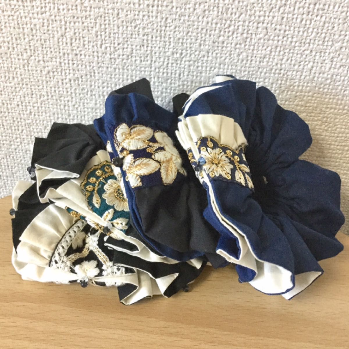 インド刺繍リボンのフリルシュシュ