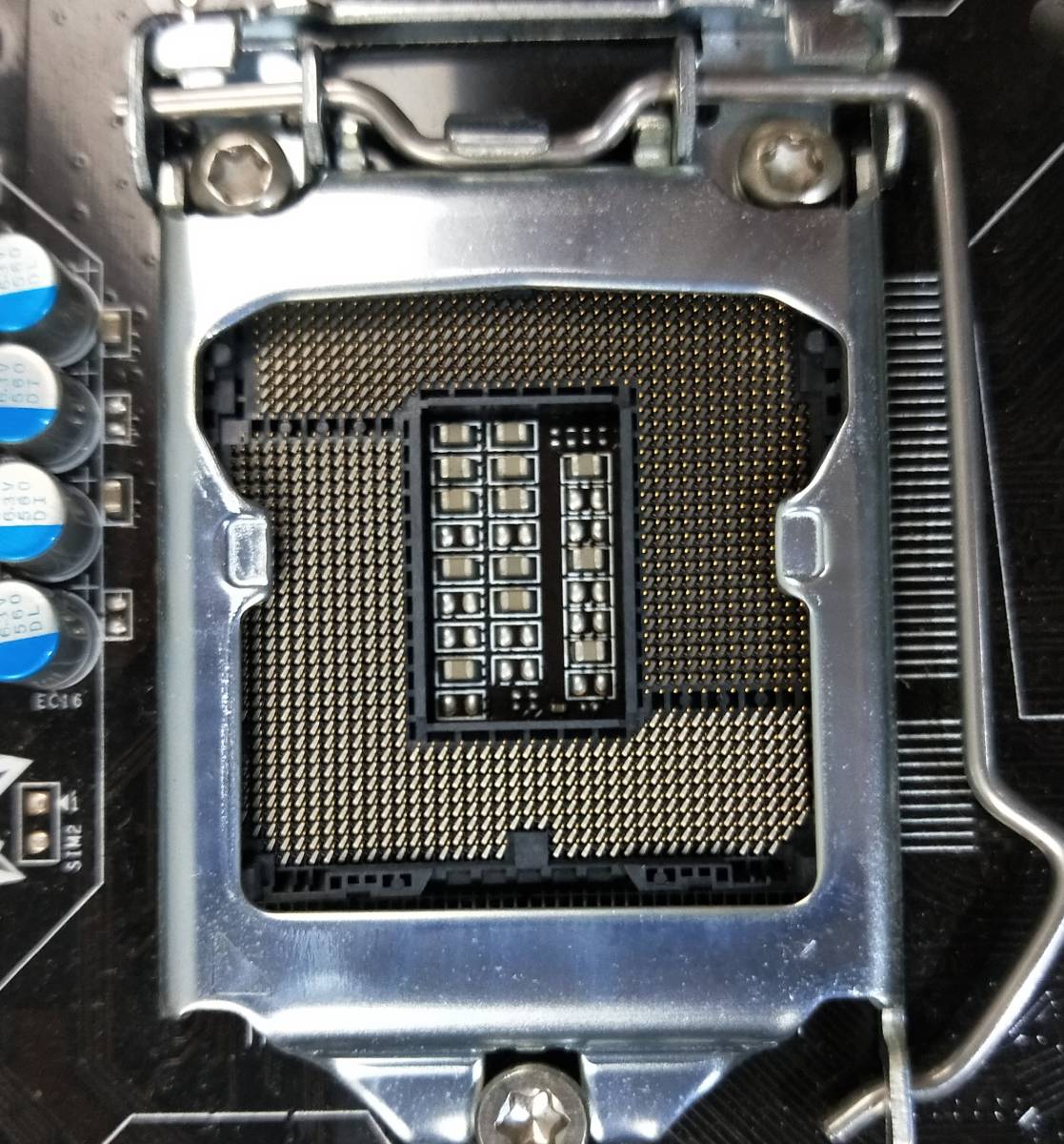 【中古パーツ】BIOS確認のみ、MSI H81M-P33 マザーボード ＩＯパネル LGA1150 ■MB4049の画像3