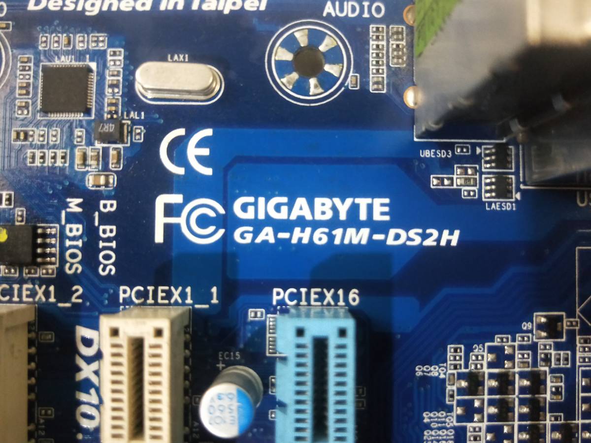 【中古パーツ】BIOS確認のみ、GIGABYTE GA-H61M-DS2H マザーボード ＩＯパネル LGA1155 ■MB4183_画像4