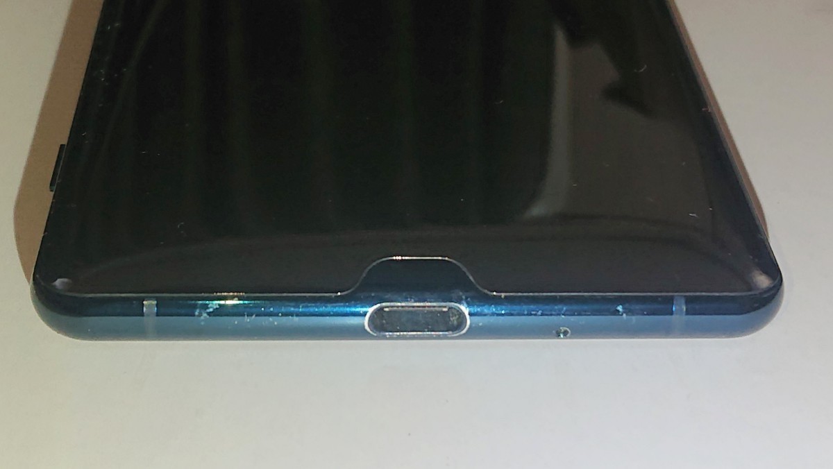 【送料無料】【中古品】 　XPERIA　XZ3　SOV39　フォレストグリーン　SIMフリー　Android 10　ジャンク　ハイレゾ　画面の左下に液漏れ_USBポート側