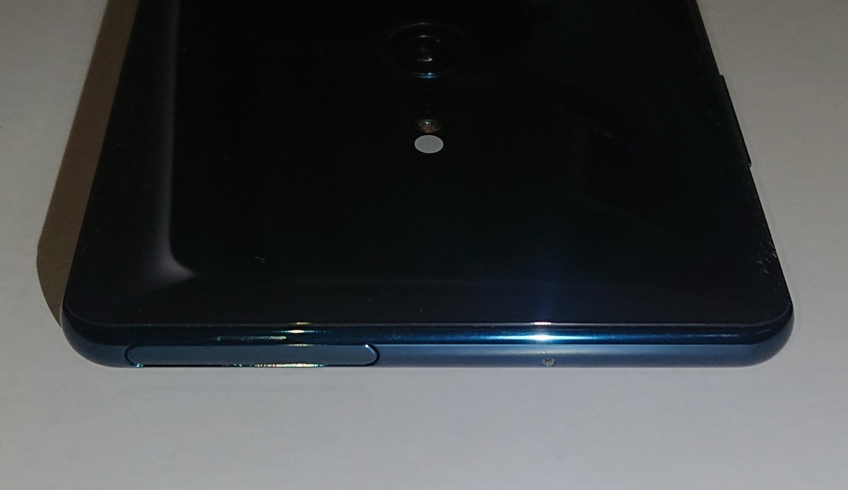 【送料無料】【中古品】 　XPERIA　XZ3　SOV39　フォレストグリーン　SIMフリー　Android 10　ジャンク　ハイレゾ　画面の左下に液漏れ_SiMスロット側