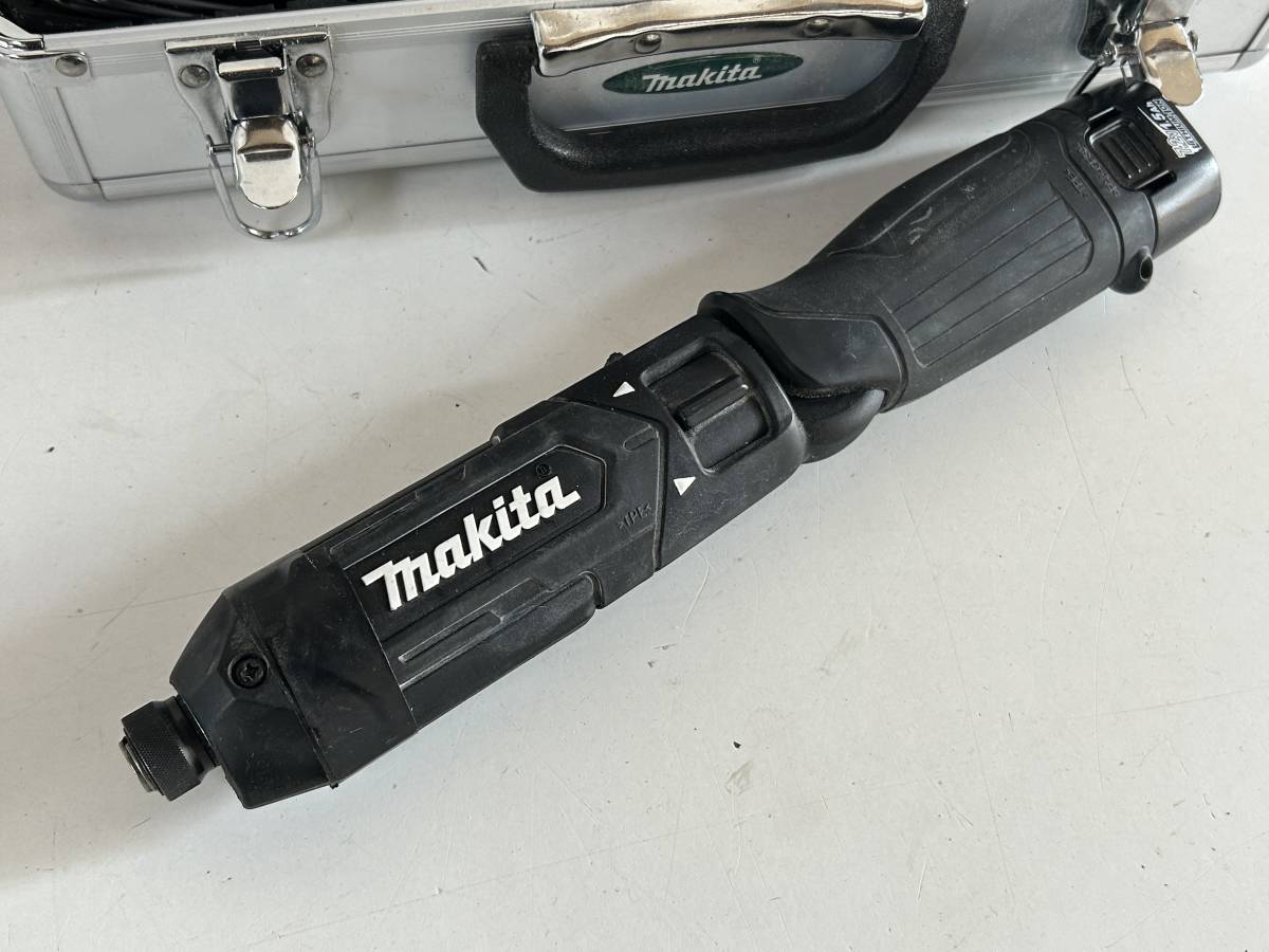 Hj277◆makita マキタ◆充電式ペンインパクトドライバ TD022D ブラック 充電器 ビット バッテリー2個付き アルミハードケース 電動工具_画像3