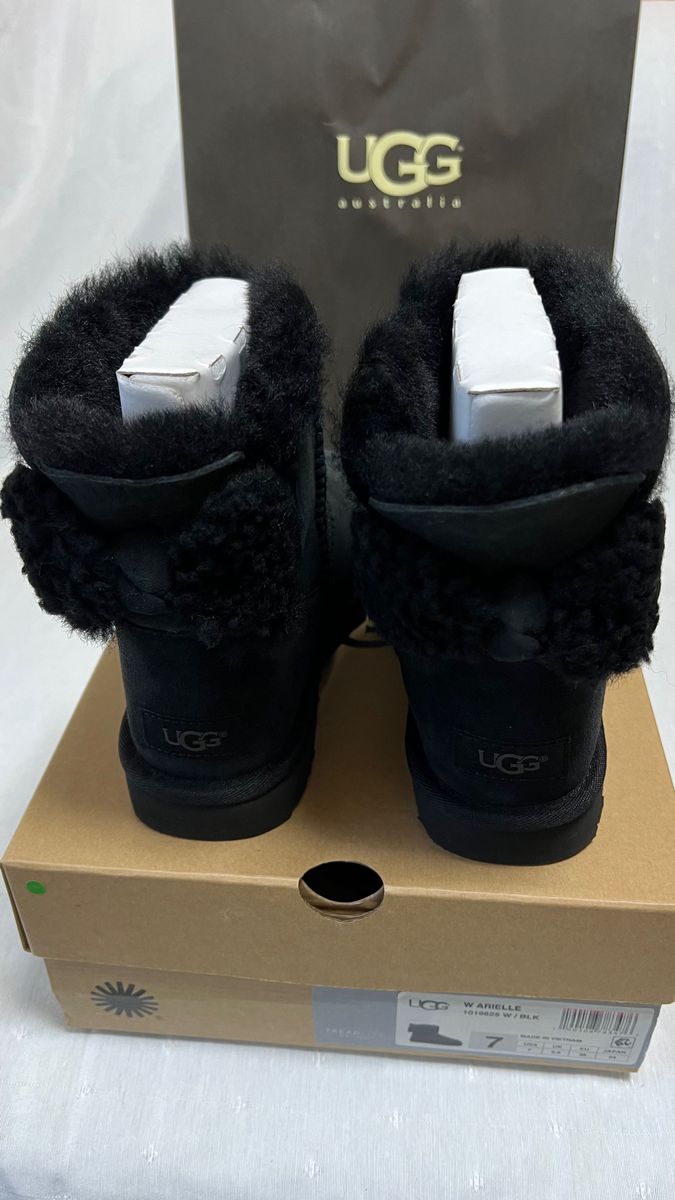 UGG 新品未使用　アグムートンブーツ　　　　　　　　　　リボンボア　ブラックUS7  24センチ