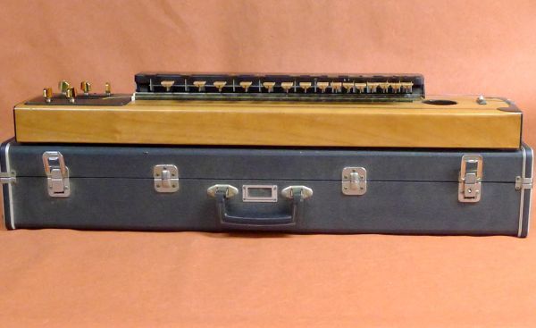k052 大正琴 琴真流 桐製 ハードケース付き 和楽器 ピック付き その他付属付き 動作未確認/140の画像7