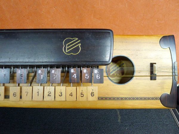 k052 大正琴 琴真流 桐製 ハードケース付き 和楽器 ピック付き その他付属付き 動作未確認/140の画像5
