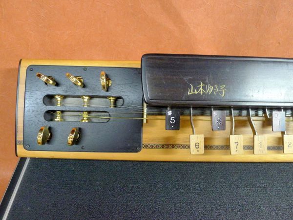 k052 大正琴 琴真流 桐製 ハードケース付き 和楽器 ピック付き その他付属付き 動作未確認/140の画像3