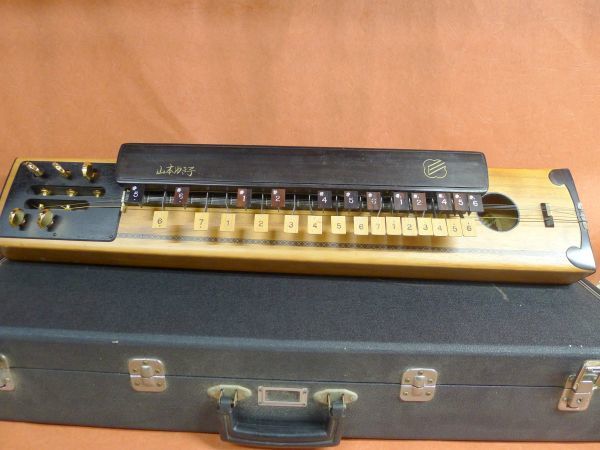 k052 大正琴 琴真流 桐製 ハードケース付き 和楽器 ピック付き その他付属付き 動作未確認/140の画像2