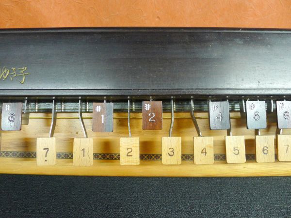 k052 大正琴 琴真流 桐製 ハードケース付き 和楽器 ピック付き その他付属付き 動作未確認/140の画像4