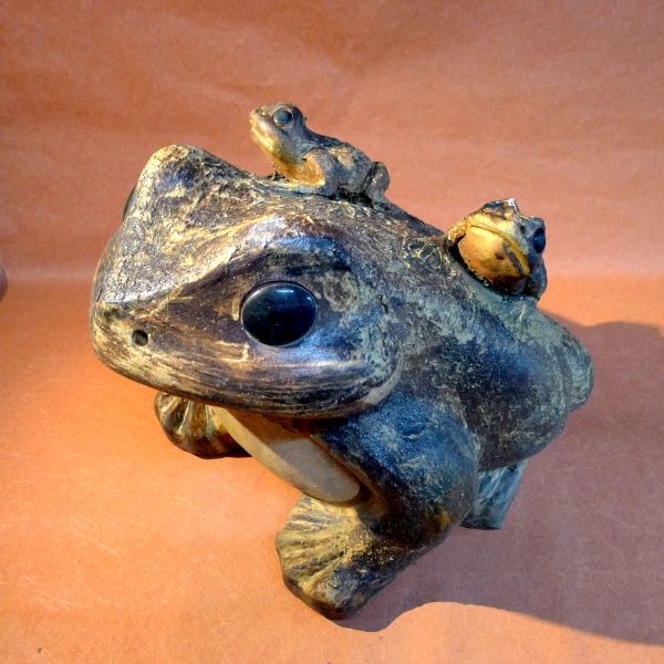 k383 信楽焼 蛙 大きなカエルの置物 重さ約6kg サイズ:幅約33cm 高さ約29cm 奥行約38cm/140_画像1