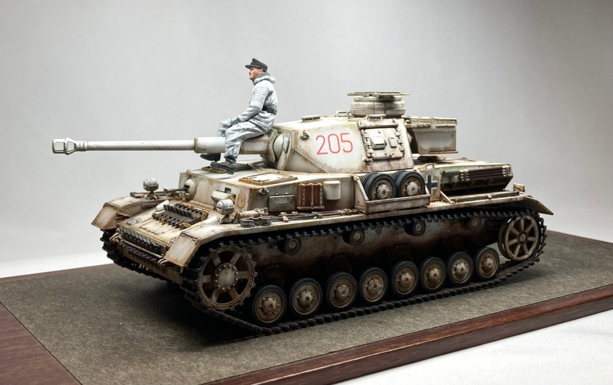 ・完成品・ ドラゴン 1/35 ドイツ Ⅳ号戦車 G型 冬迷彩仕様 戦車兵フィギュア付　　4号戦_画像2