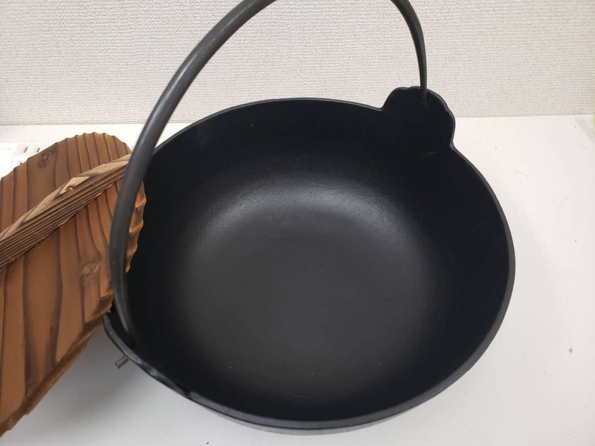 南部鉄器　いろり鍋　27ｃｍ　【未使用・保管品】　裏にサビ有　現状品　激安１円スタート　ツル付き鍋_画像4