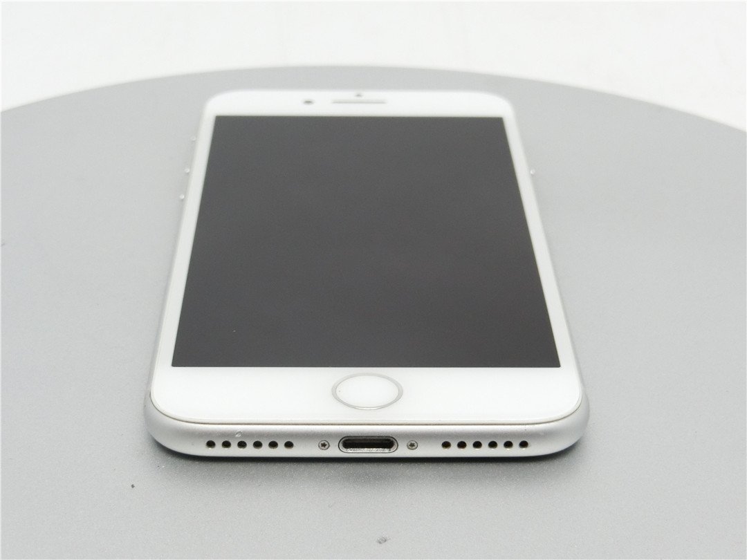 中古　　Apple iPhone8 　64GB 　A1906　AU判定（〇）　最大容量984％　　初期化済　送料無料　_画像4