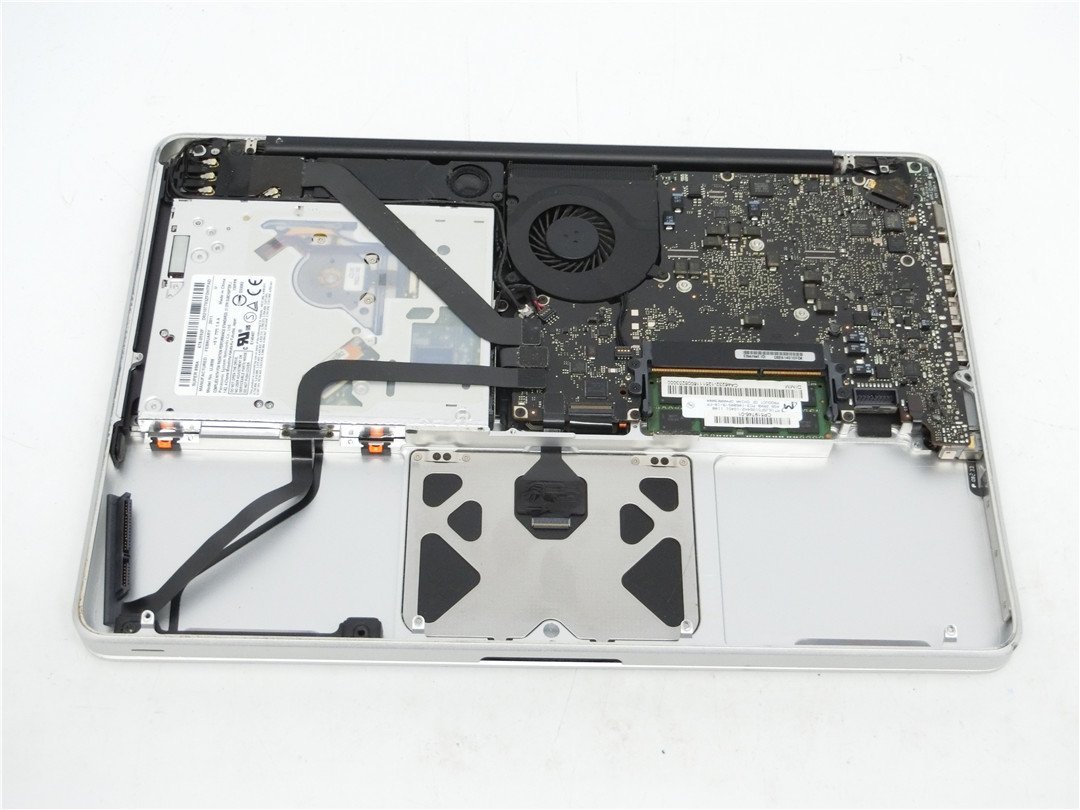 中古　MacBook　Pro　A1278　Core2世代i5　4GB　通電します　バッテリー欠品　　本体止めネジ欠品　詳細不明　ジャンク品　送料無料_画像7