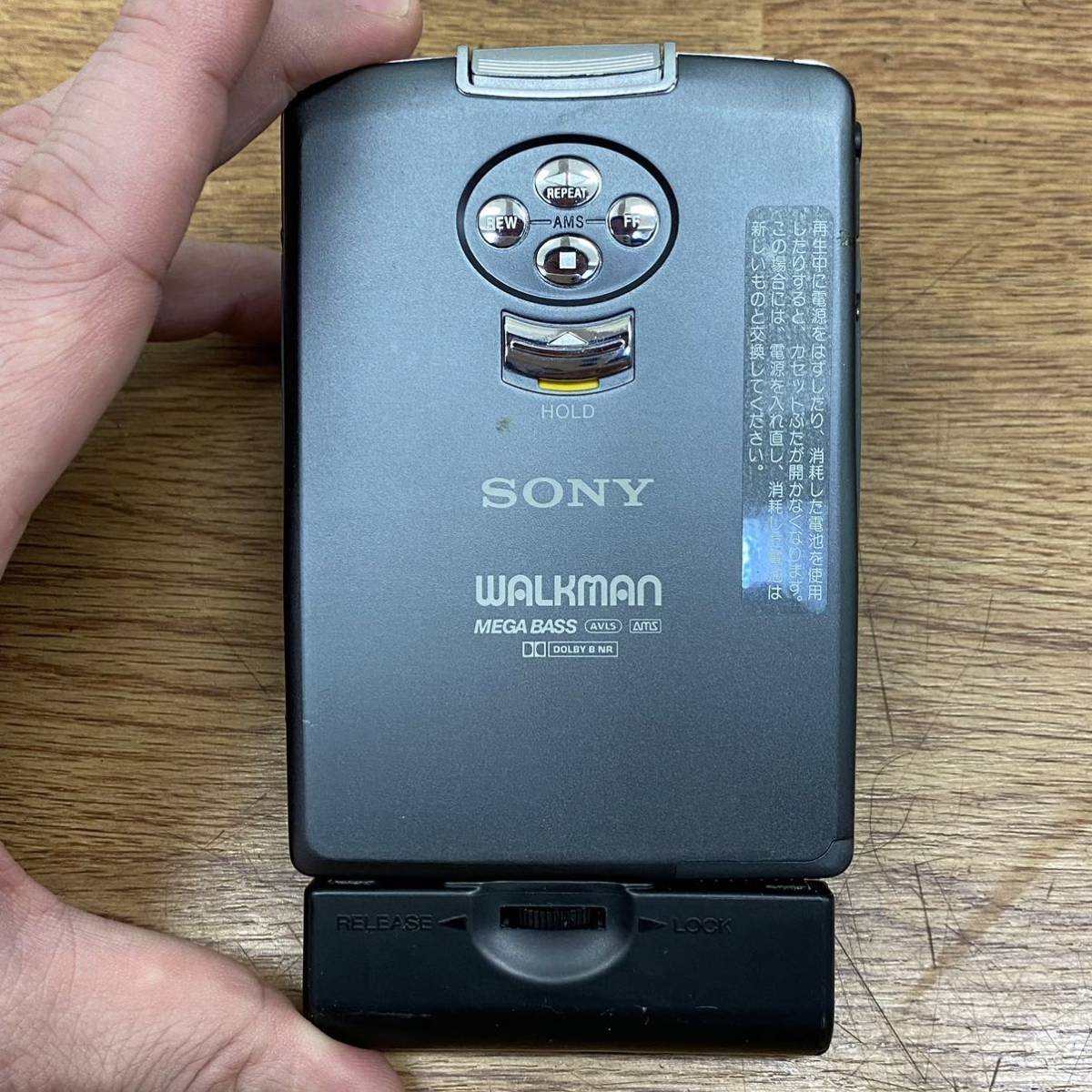 CW01 通電OK SONY WM-EX3 カセットウォークマン ポータブルカセットプレーヤー WALKMAN ソニー リモコン RM-WM71EL 外付け電池ケース 付き_画像3