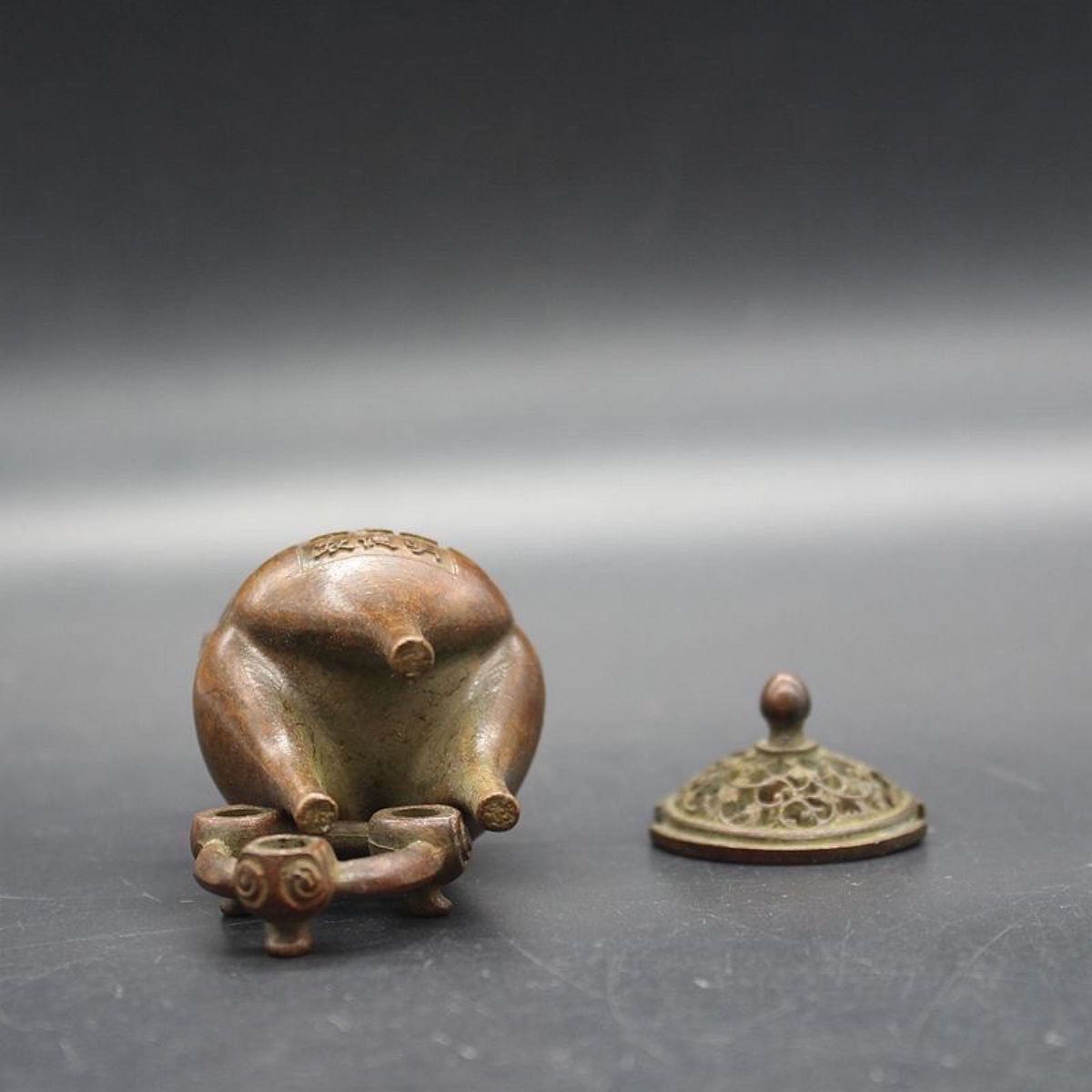 香炉 唐物 古銅 三足 銅製 古玩 時代物 置物 大明宣德年製在銘 透かし彫り